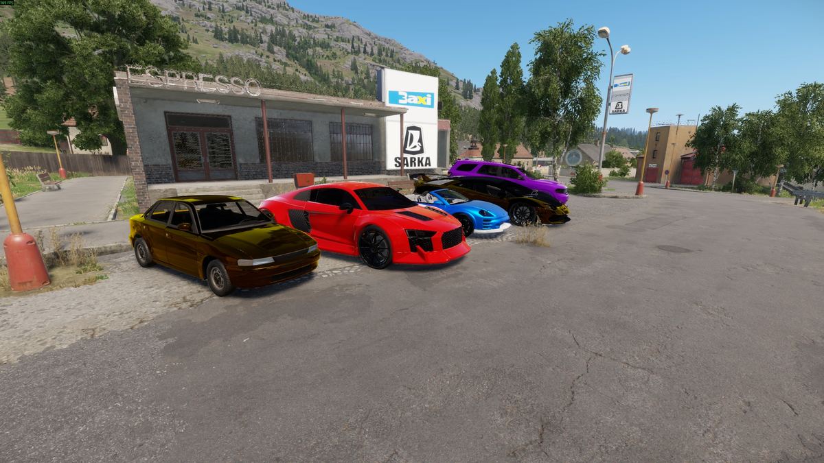 Des chars de luxe alignés devant un garage